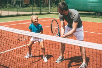 Tennistrainer mit Schülerin