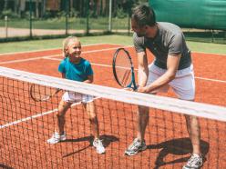 Tennistrainer mit Schülerin