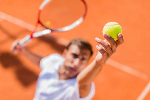 Tennisspieler beim Aufschlag
