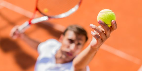 Tennisspieler beim Aufschlag