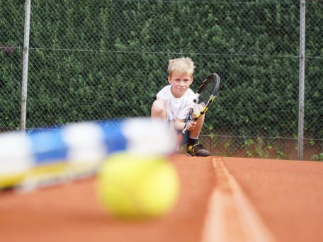 Junge auf dem Tennisplatz